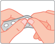 親指を起点にPTPシートを反らしながら、親指で凸部を強く押す。
